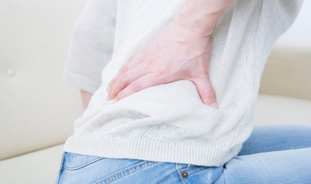 옆구리를-잡고있는-여성