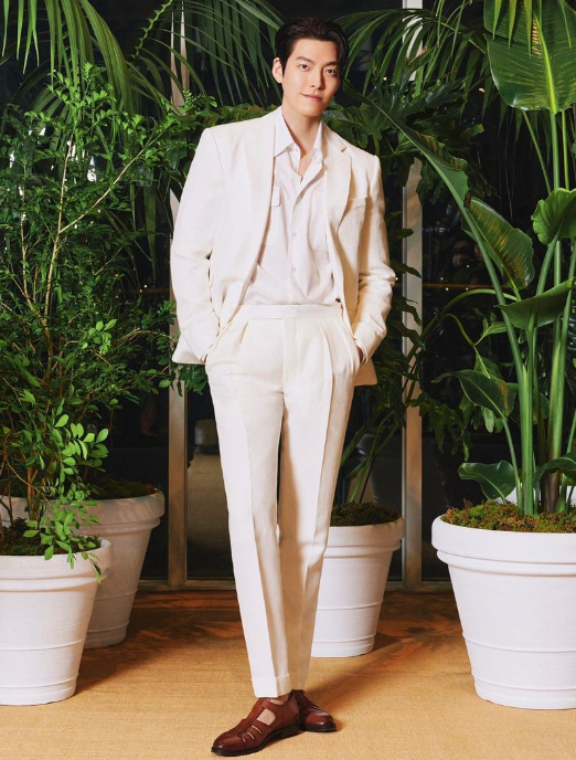 김우빈 프로필 작품활동 연애 신민아 결혼 투병 결별 드라마 영화 넥플릭스