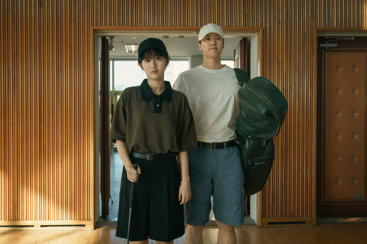 졸업 앨범을 찍기 위해 골프선수 박세리와 캐디로 분장한 윤석과 세리