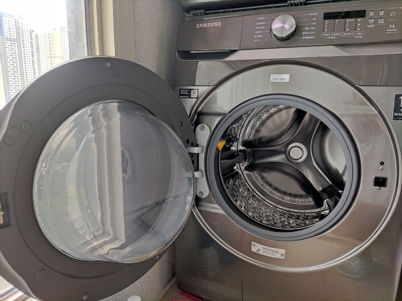 세탁 후 곰팡이 방지를 위해 활짝 열어둔 세탁기 문