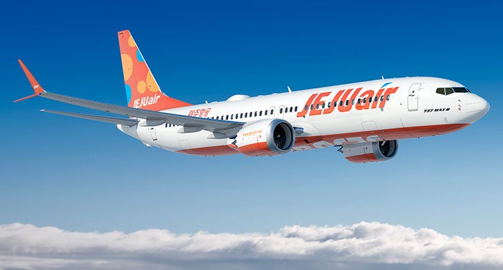 보잉사가 만든 최신 중소형 기체 B737MAX, 대한민국 항공사 제주항공 도색을 한 기체가 하늘을 날고 있다