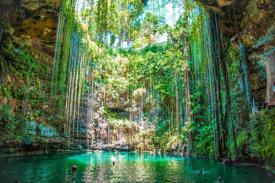멕시코 유카탄 반도에 있는 유명한 천연 수영장, **이크 킬 세노테**
