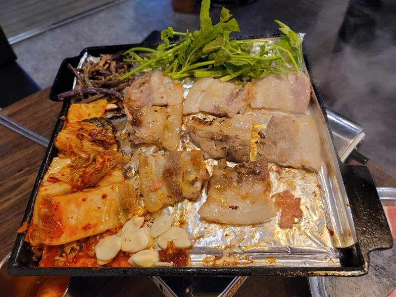 산본 칠보삼겹살 삼겹살과 사이드 메뉴들