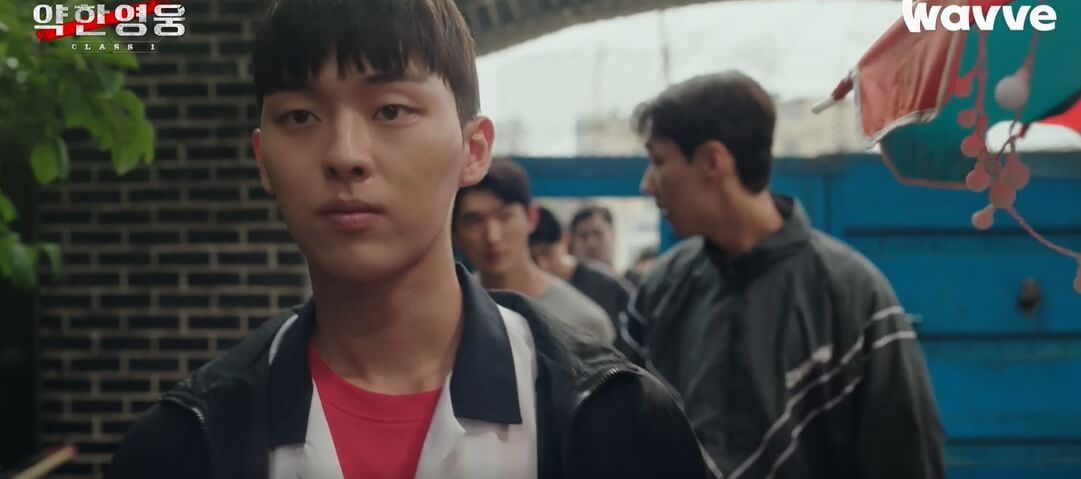 약한영웅-사람들이걷는장면