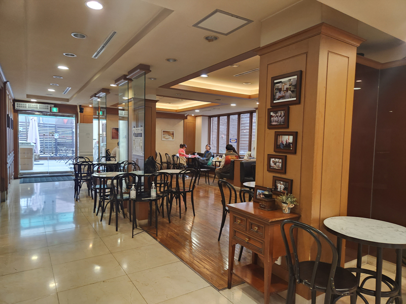 맘모스_베이커리_테이블