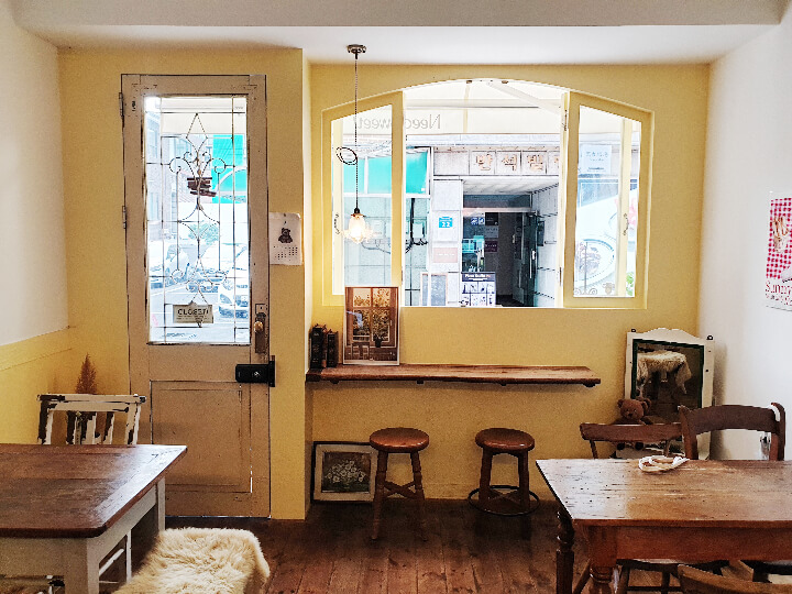 송리단길-카페-니드스윗-내부-분위기-노란색-벽이-보인다