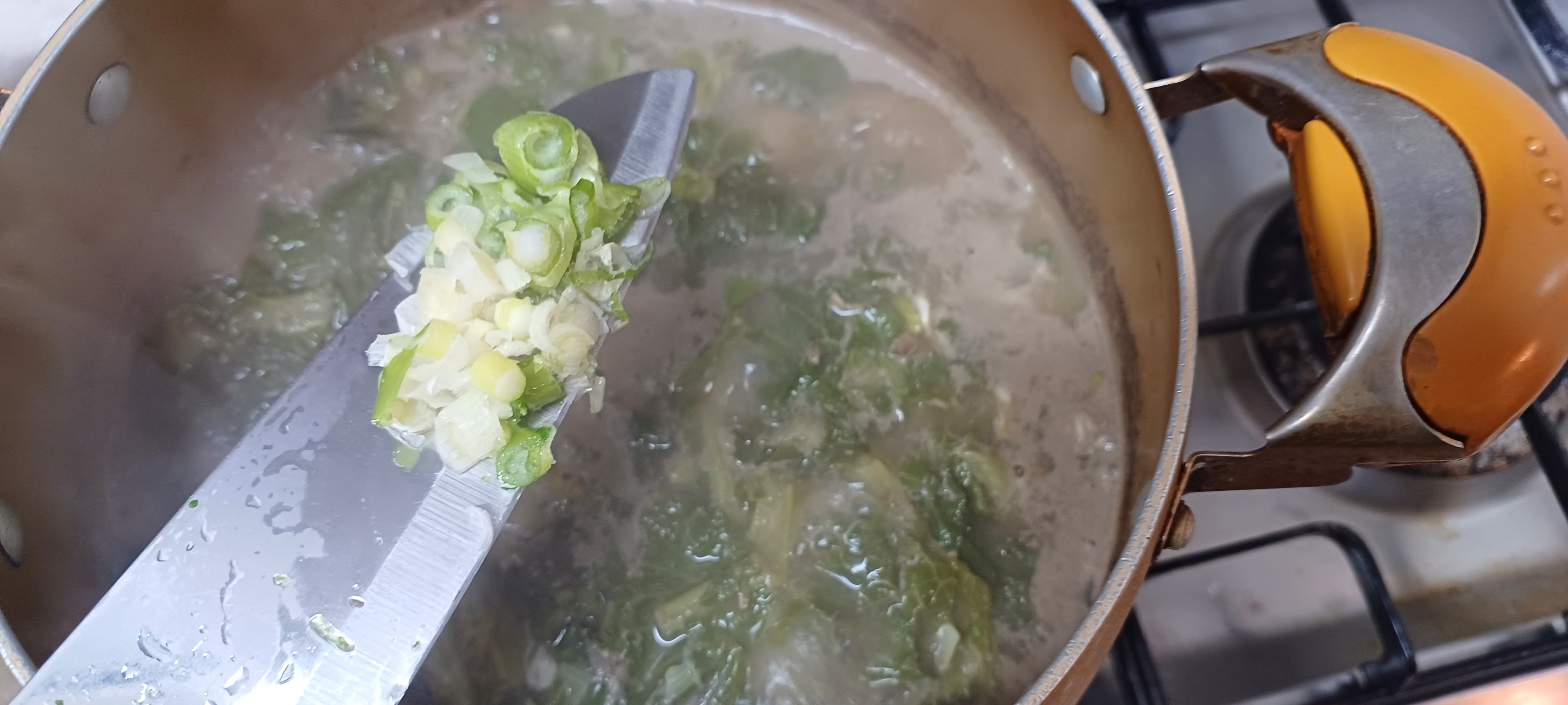 다진마늘과 썰어 둔 대파 넣기