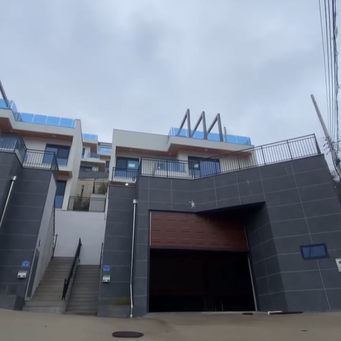 경기도 용인시에 있는 단독주택 주차장은 넓고, 집은 단조로운 집이다