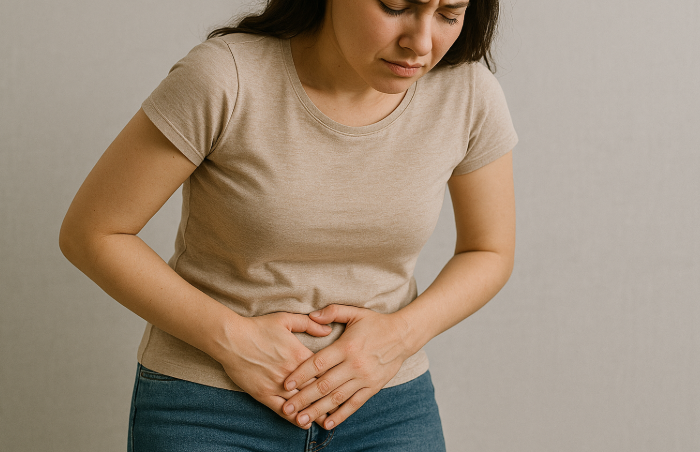 생리전증후군으로 힘들어 하는 여자 사진