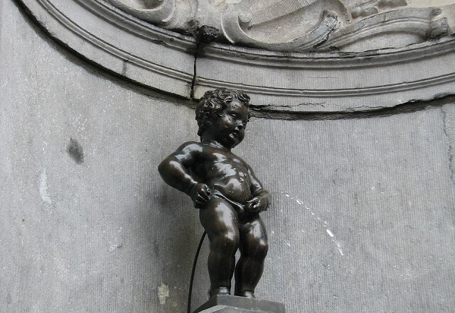 오줌 싸는 아기 동상