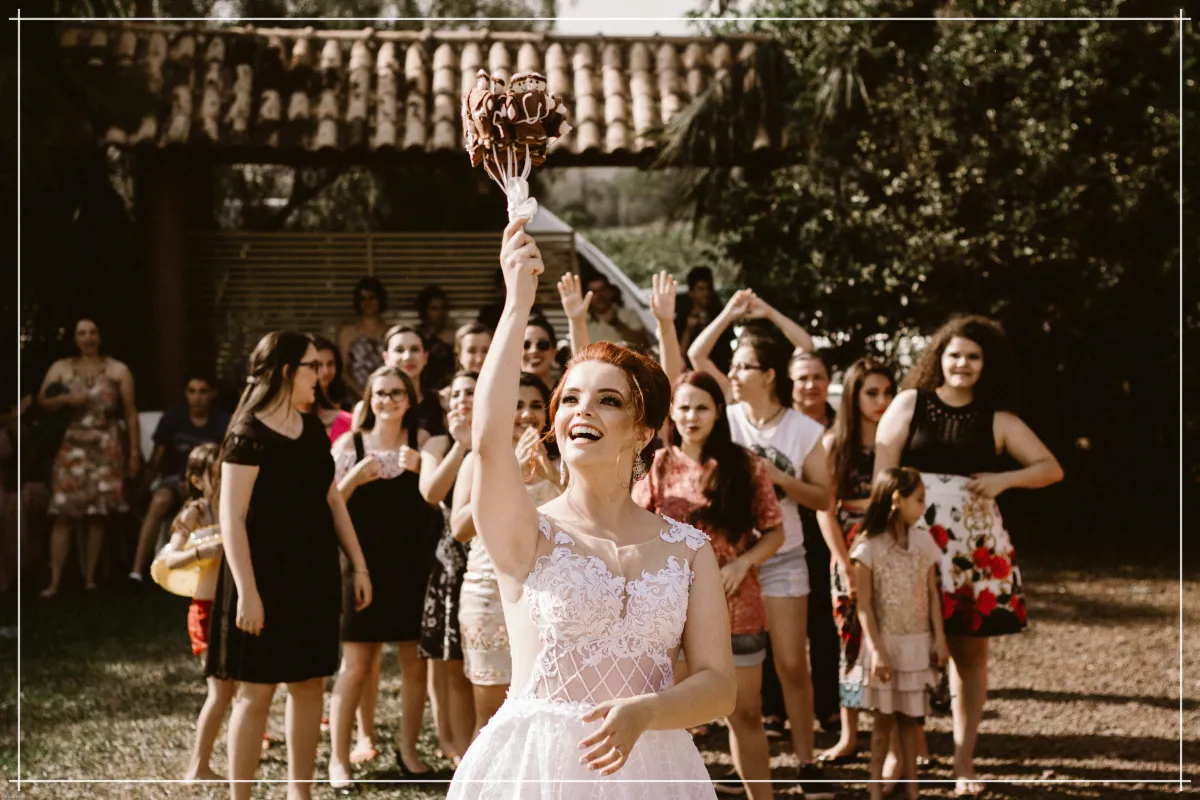 결혼식-부케던지는-신부