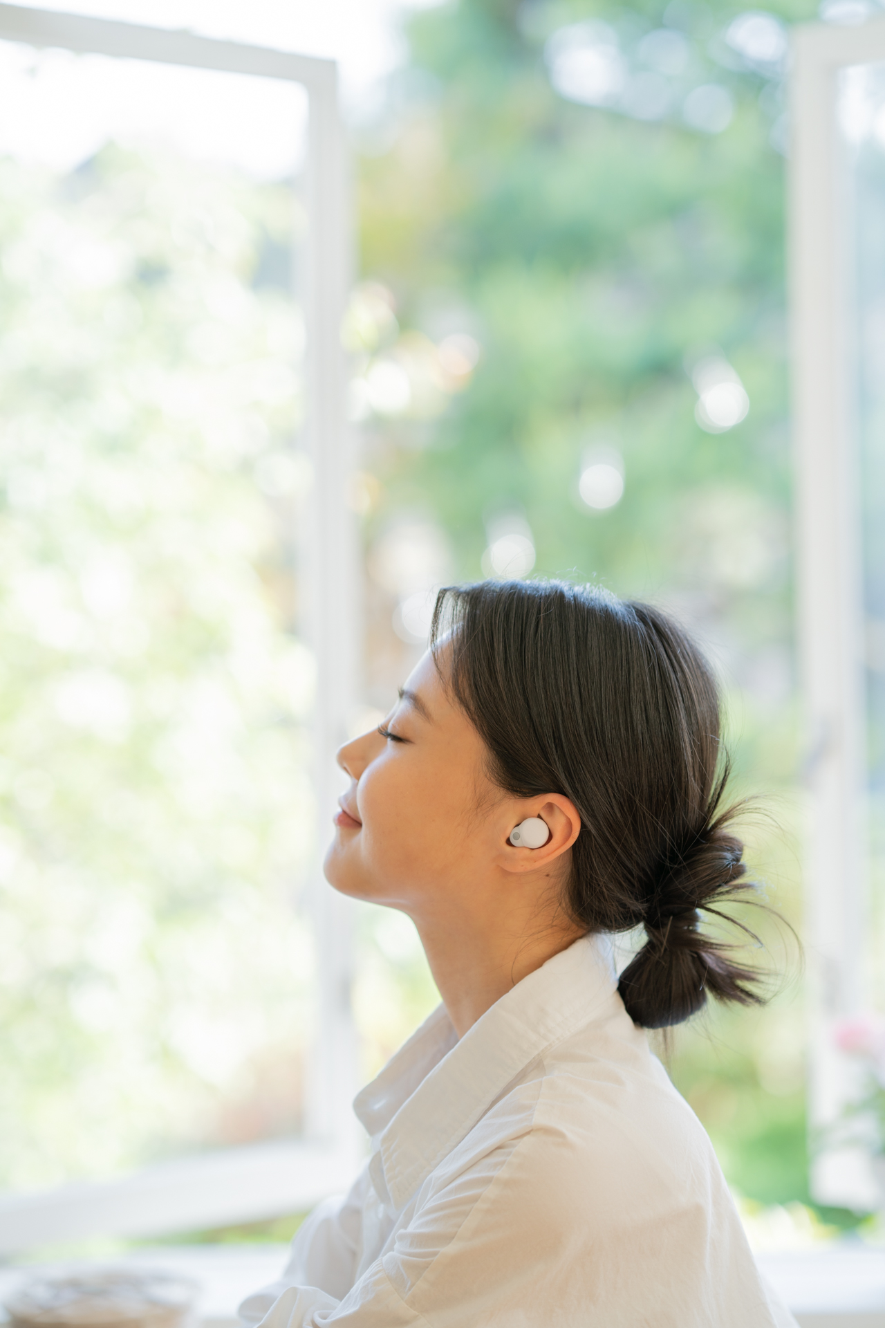 링크버즈 S를 착용하고 휴식하는 사람