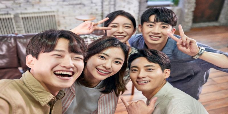 청년들이 즐거운 표정으로 손에 V표시를 하고 있다