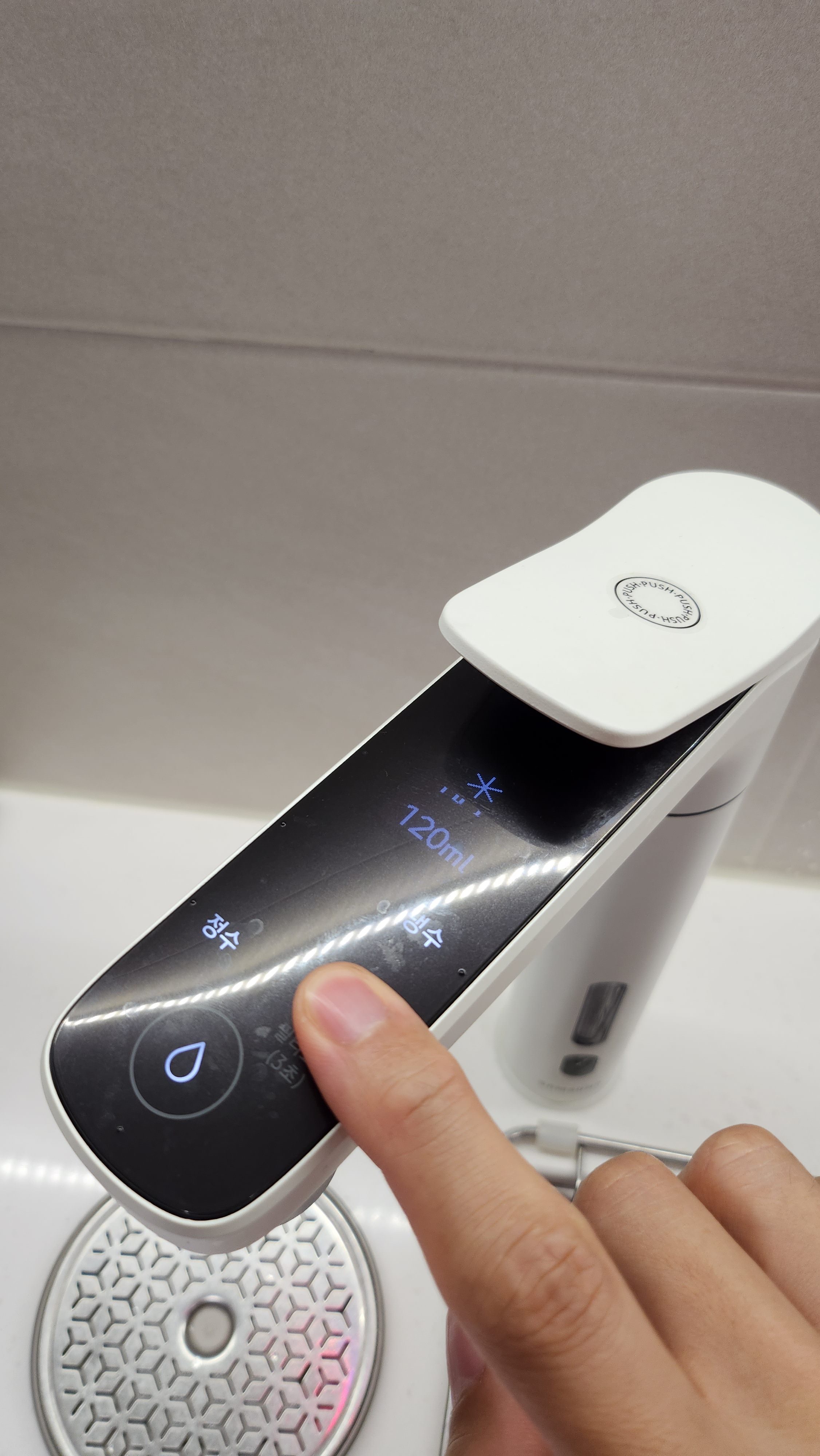 1단계 - 메인 출수구의 출수량(필터교체) 버튼 누르기