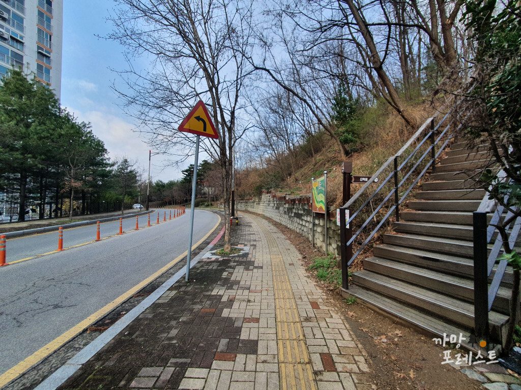동학산 출입구