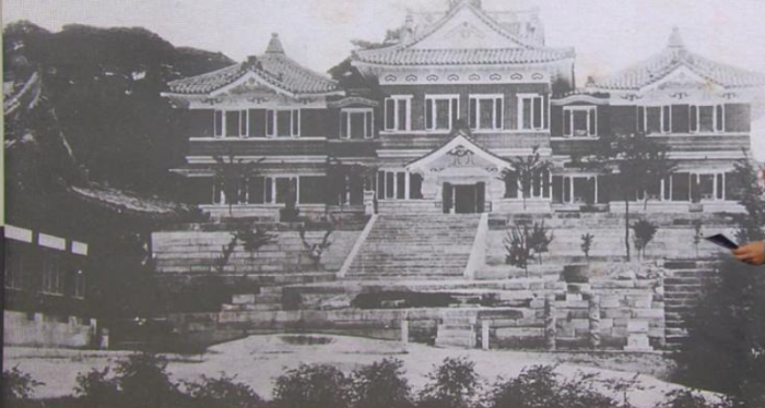 1911년 자경전 터에 일본식 건물 장서각 도서관 겸 박물관