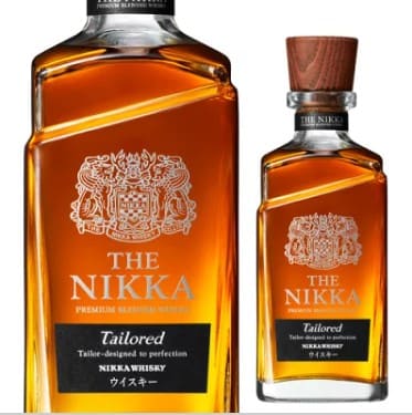 더 니카 영어로 적혀 있는 투병한 유리병 안에 갈색 액체가 들어가 있다.