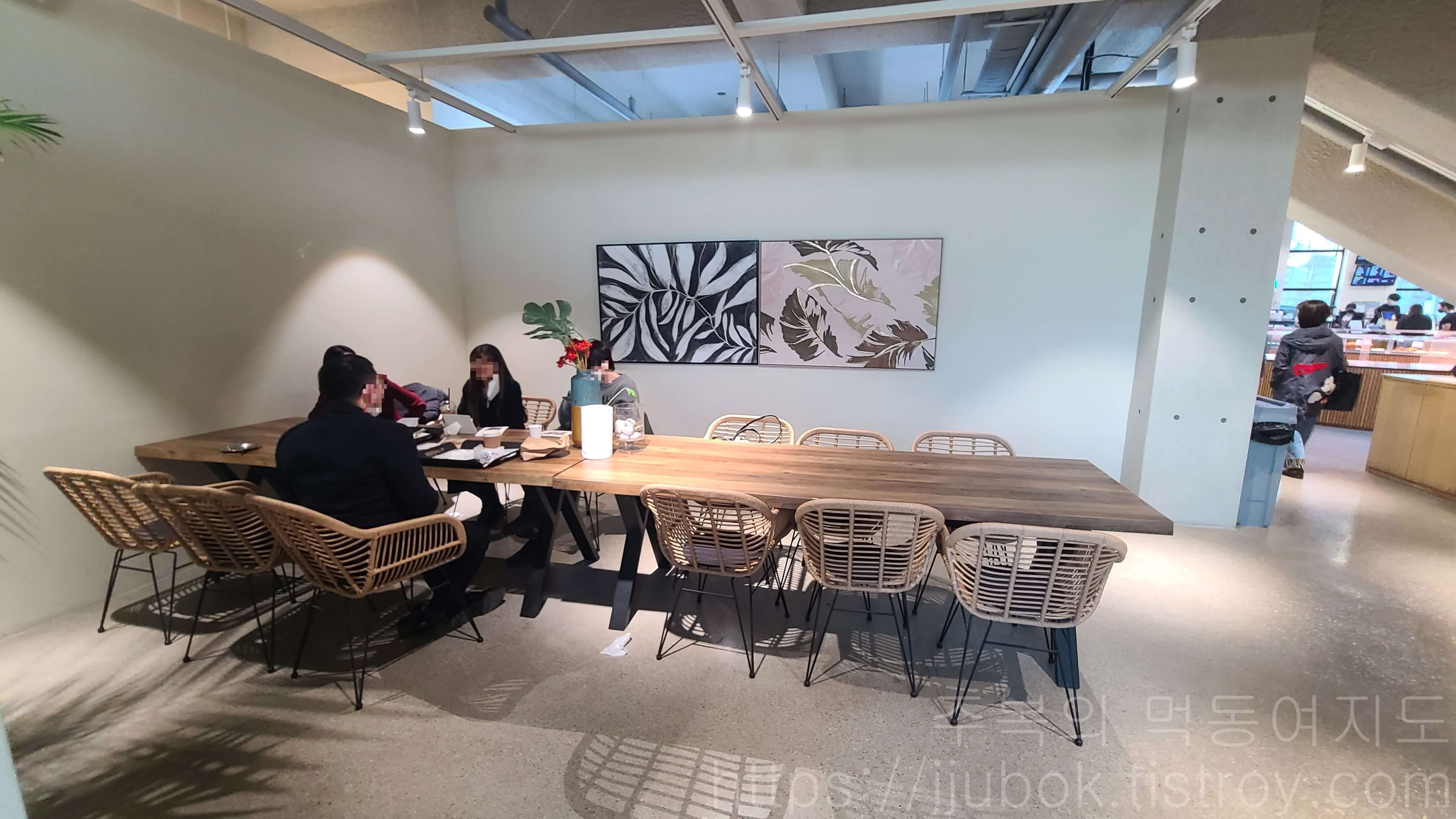 앤드-테라스-AND-TERRACE-파주점-1층-단체석