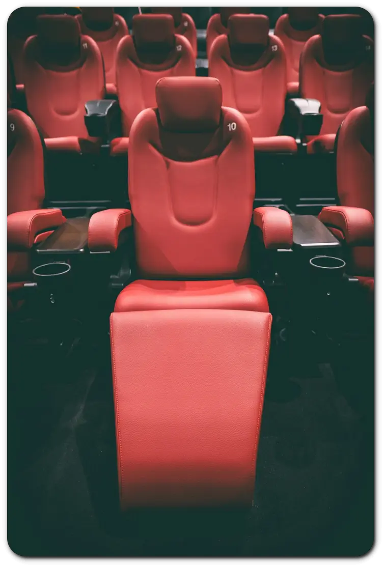 영화 쿠폰 할인권을 받고 영화관에 입장했다.