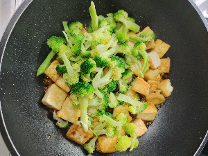 양념장에-두보와-브로콜리-섞기