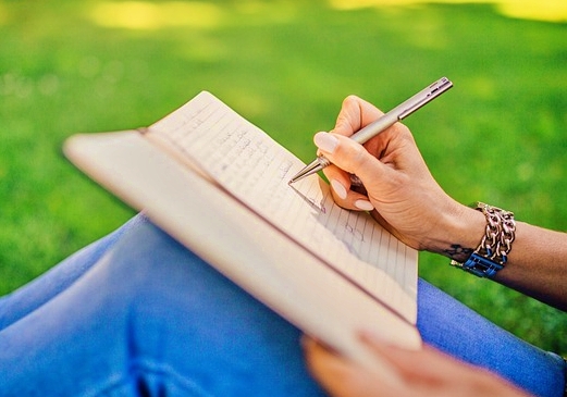 노트에 글을 쓰고있는 사진