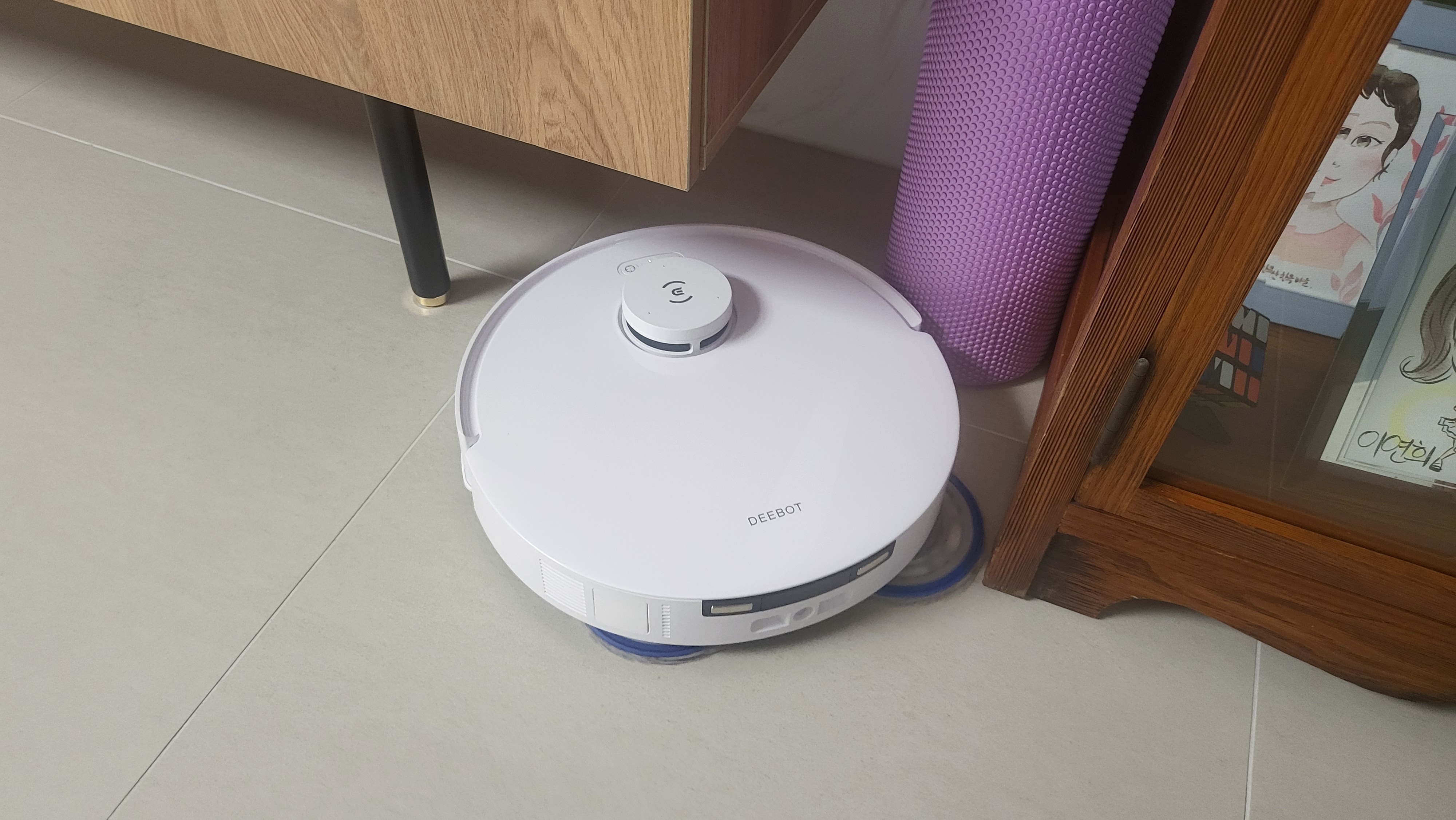 에코백스 디봇 T30S 콤보 로봇청소기 바닥 환경에서 실제 청소 중인 모습