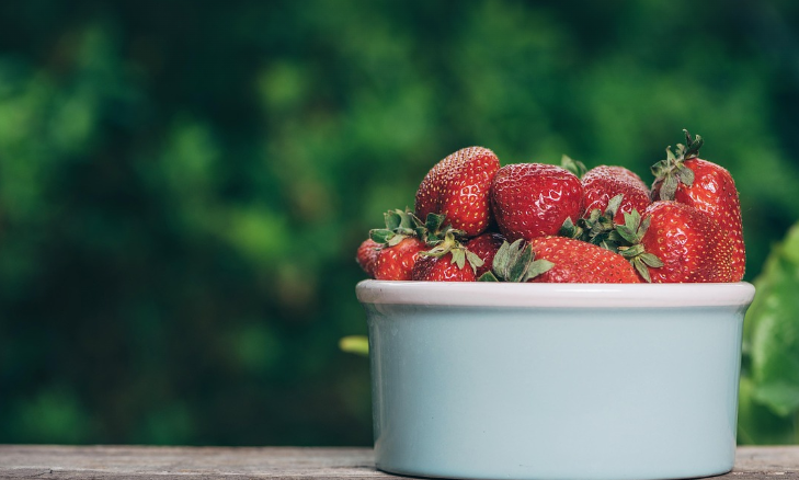 딸기가 담근 바구니 사진