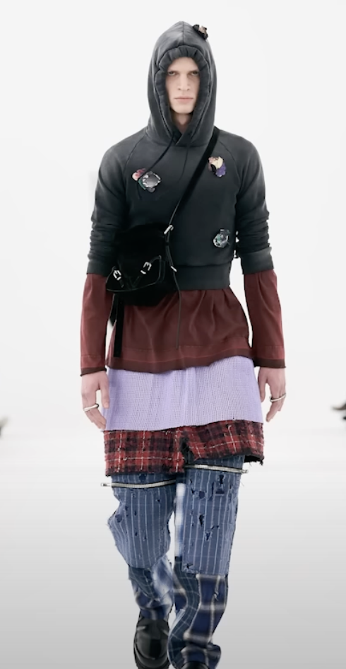 그런지 스타일의 코디를 한 모델의 모습