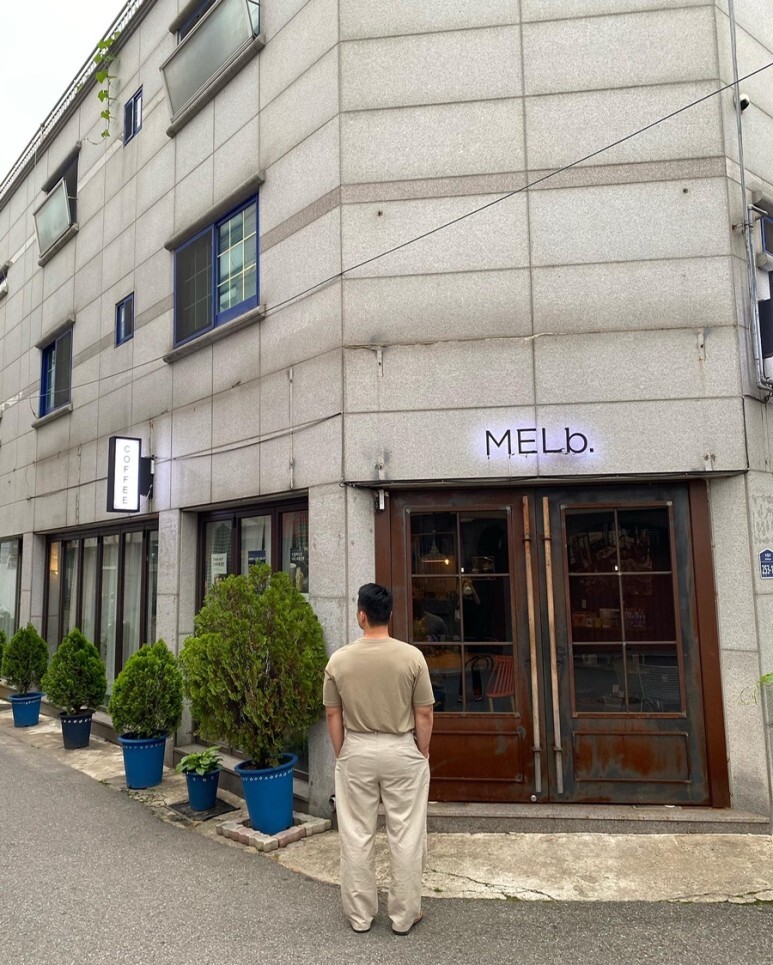 데일리룩(오뭘입) 무신사스탠다드 쿨탠다드 반팔&#44; 무신사스탠다드 코튼 린넨 투 턱 와이드 팬츠&#44; 츄바스코 샌들&#44; 남자데일리룩&#44; 남자데일리코디&#44; 남자데일리패션&#44; ootd