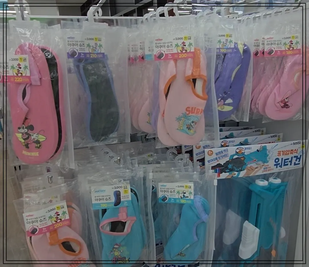 다이소-매장에-진열된-아동용-아쿠아슈즈-다양한-색상과-캐릭터디자인-180mm부터-220mm까지-사이즈별-3천원판매