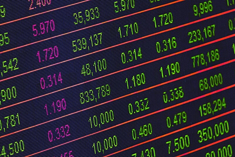 주식-개장하여-전관판에-여러가지-수치가-보이는-모습