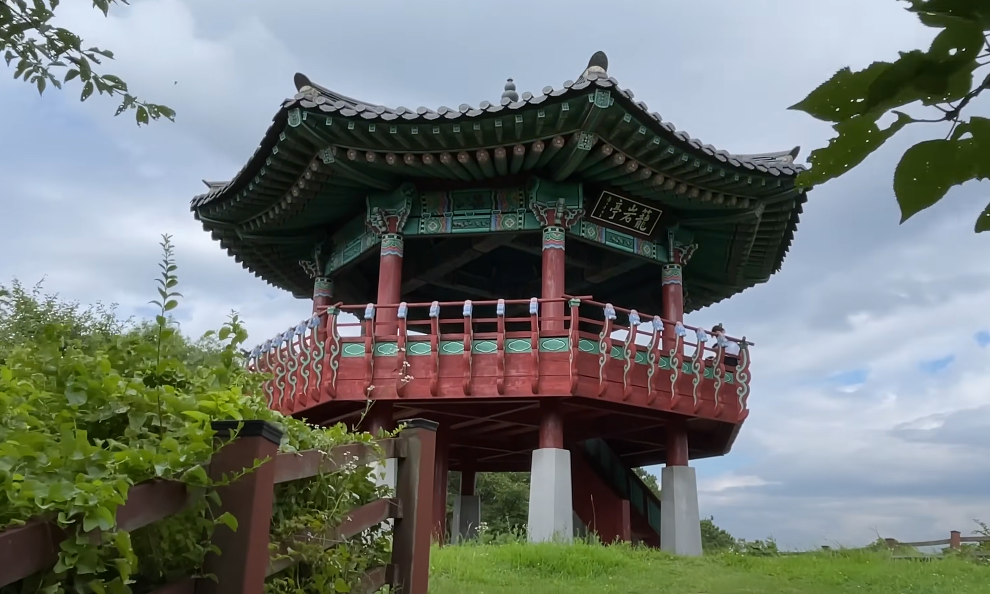 농다리를 건너면 옆으로 작은 샛길이 있는데 그 길을 따라 걷다보면 마주하게 되는 농암정의 모습입니다.
