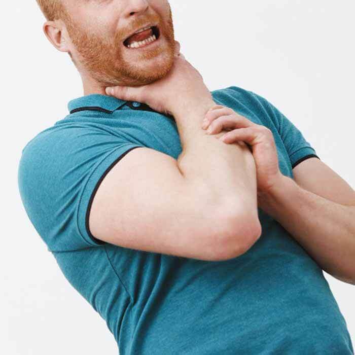 질식으로 목을 잡고 고통스러워 하는 남자