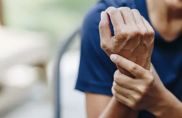 손목 부종& 손목건초염: 조기 대응의 중요성