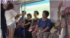 여름철 무더운 지하철 내부