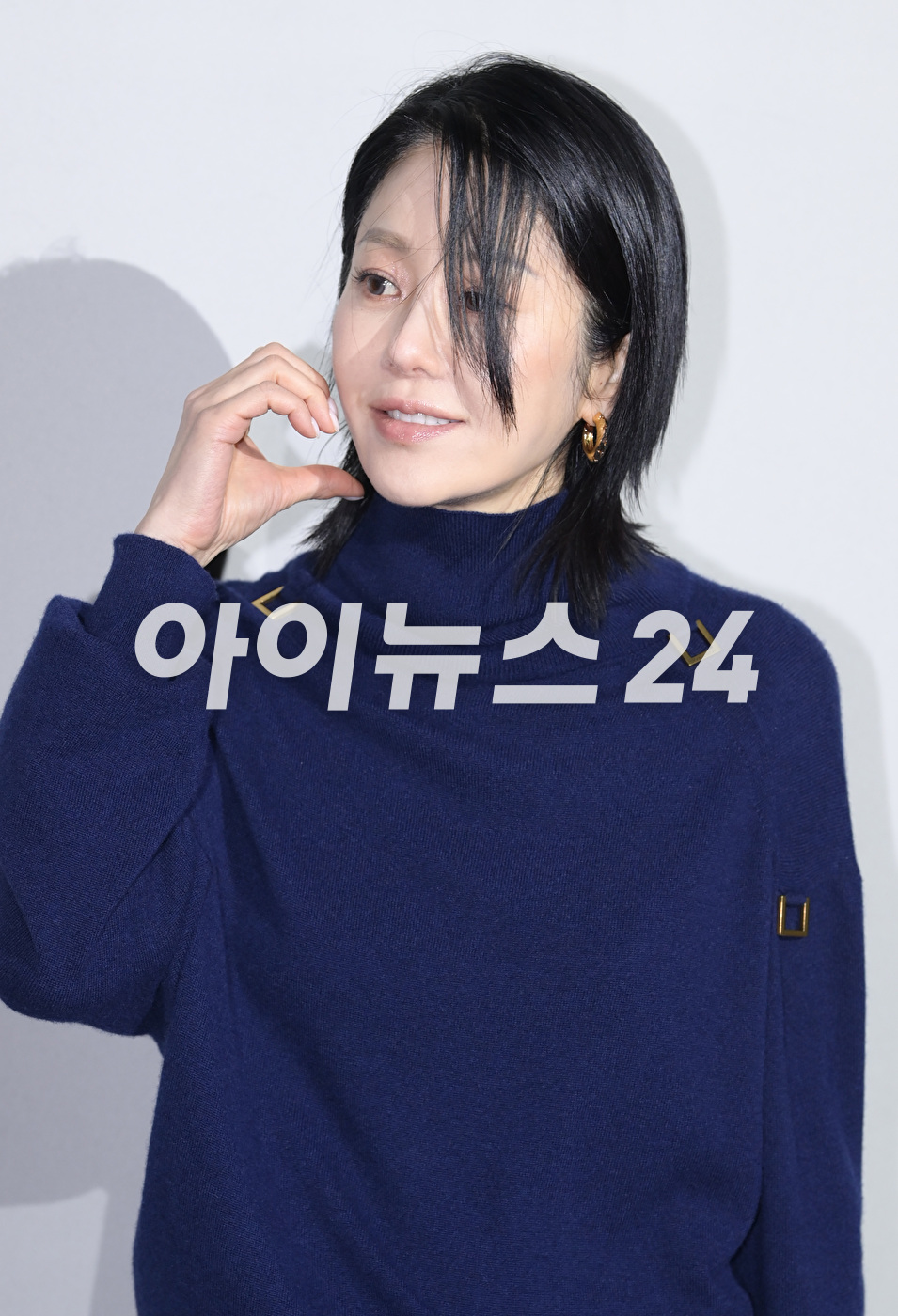 배우 고현정이 29일 오후 서울 한강 잠수교에서 진행된 '루이 비통 2023 프리폴 패션쇼'에 참석하고 있다. [사진=정소희 기자]