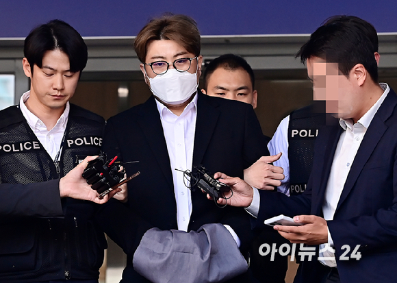 '음주 뺑소니' 혐의로 구속된 트로트 가수 김호중 씨 측이 과거 기부했던 75억 어치 앨범 때문에 골머리를 앓고 있다는 복지기관의 사연이 전해졌다. 사진은 가수 김호중이 지난달 31일 오전 서울 강남경찰서에서 구치소로 이감되고 있는 모습. [사진=곽영래 기자]