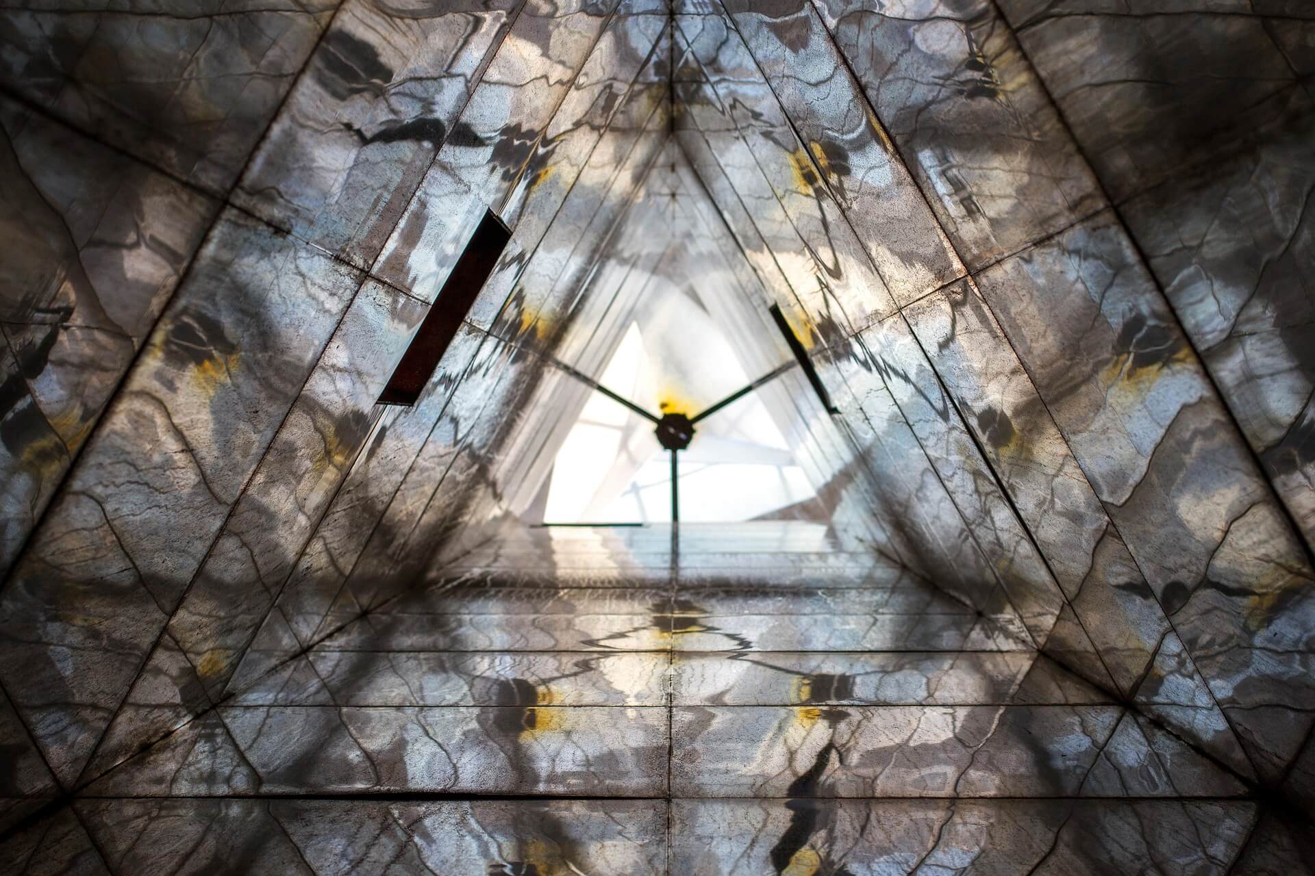 초기 커리어 시절 작품이 사후(死後) 희소성을 가지고 최고가를 기록하는 구조