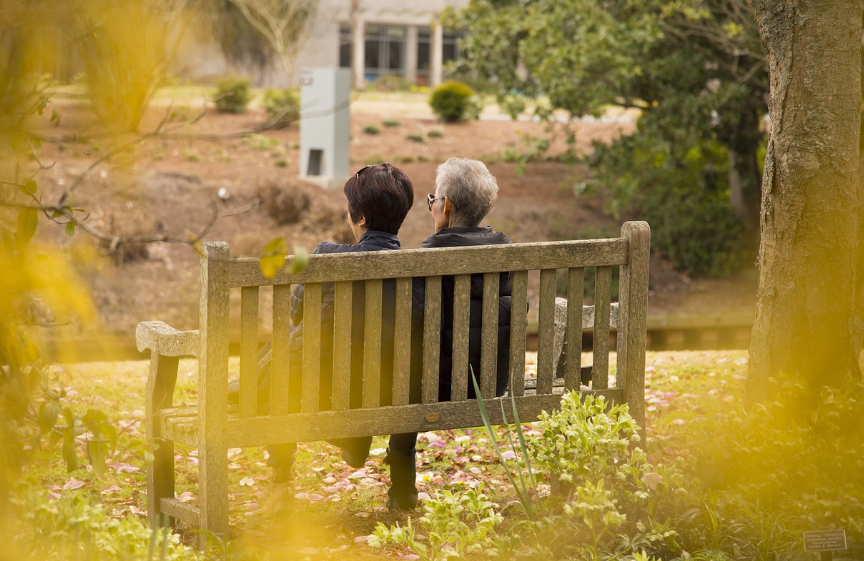 벤치에 앉아 있는 노인과 딸 사진