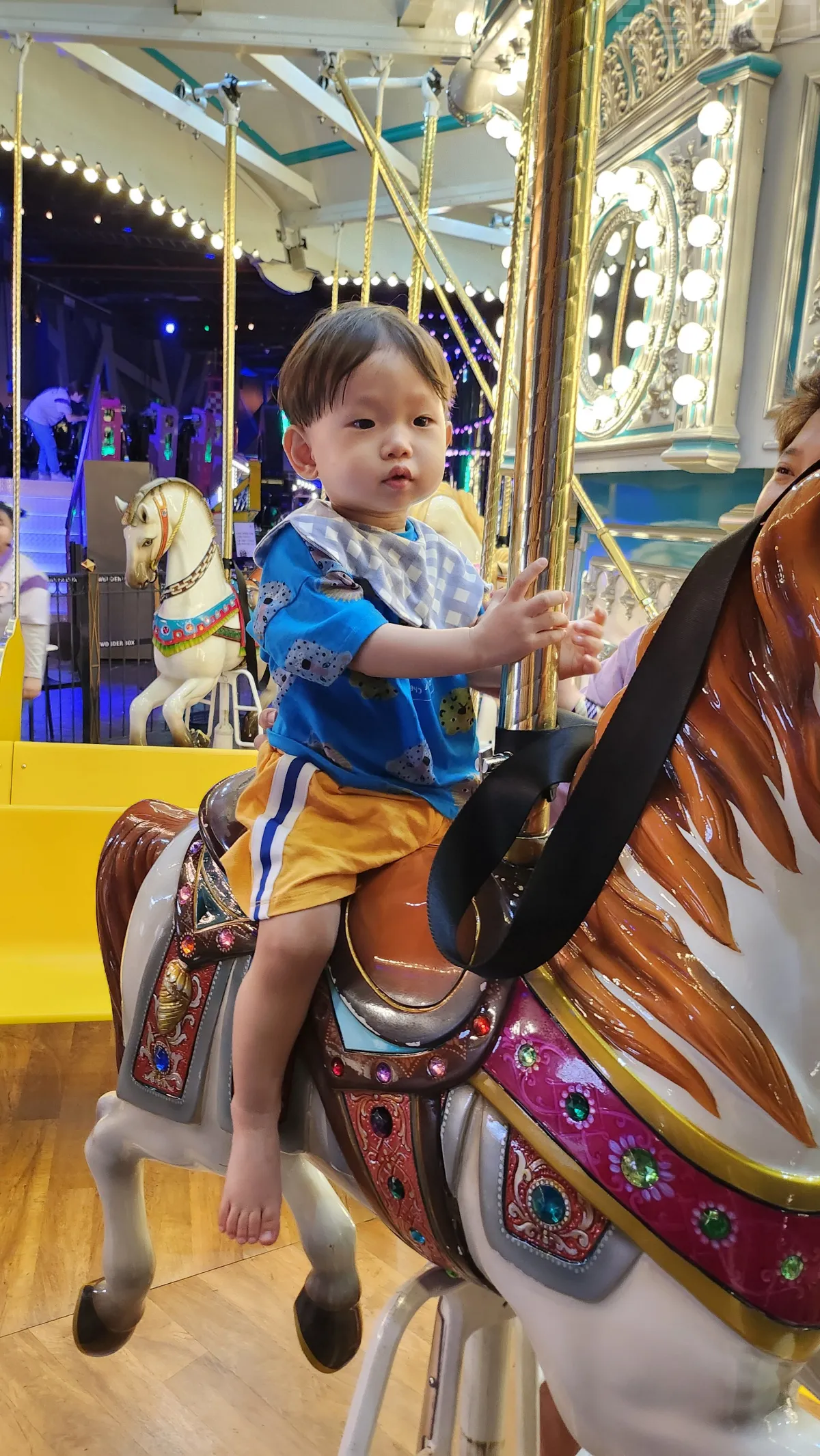 파라다이스시티-원더박스-아기-회전목마