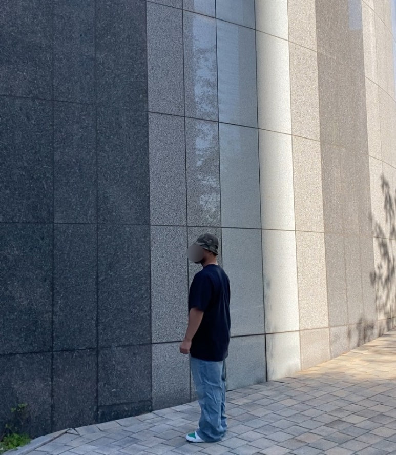 데일리룩(2025. 6. 4.)엑스트라오디너리 카모 버킷햇 벙거지, 엔티엠티(NTMT) 네이비 카모반팔 티셔츠, 무신사스탠다드 와이드 데미지진, 나이키 덩크하이 레트로 그린/화이트