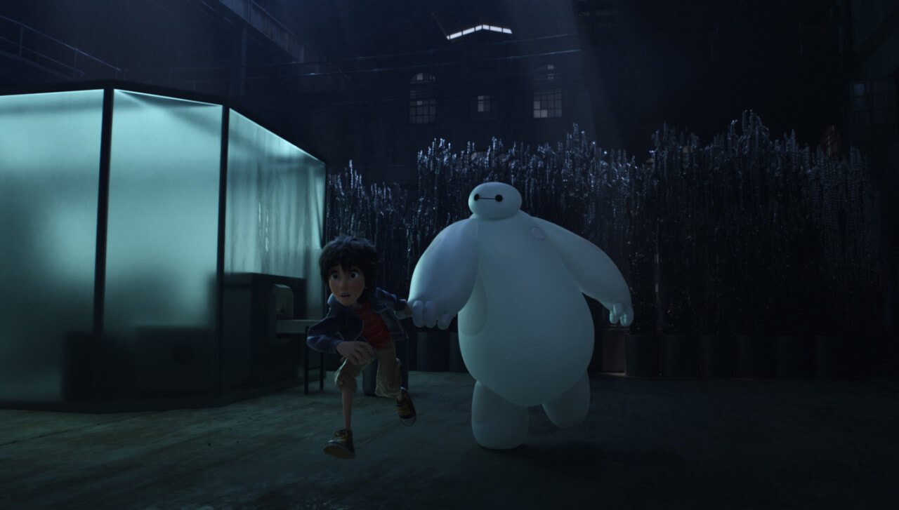 마이크로봇에 공격당해 도망치는 히로와 베이맥스