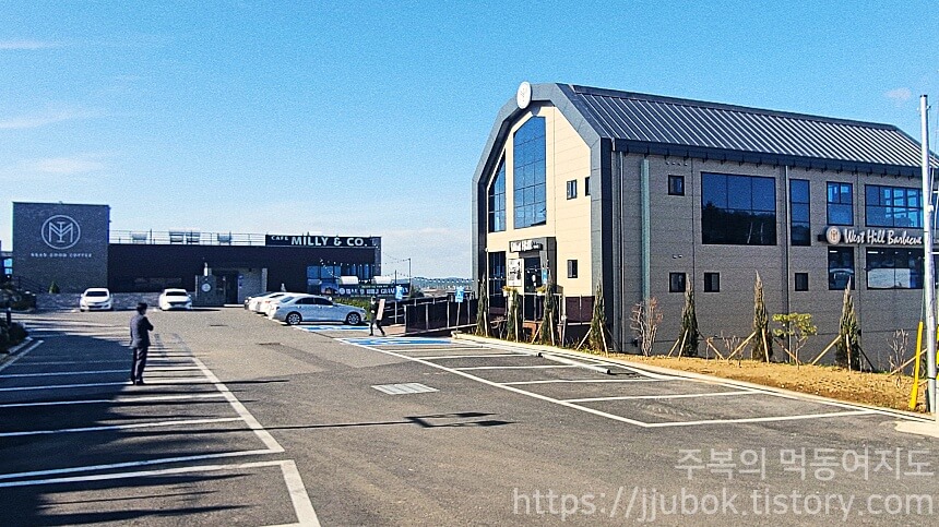 태안-웨스트힐-바베큐-하우스-밀리앤코-주차장