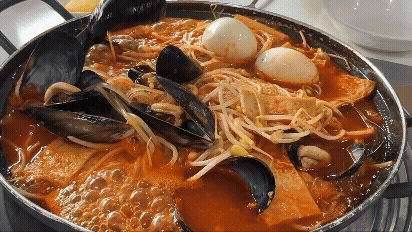 강남대 신혼부부 즉석떡볶이 – 해물과 메추리알, 콩나물이 들어간 즉석떡볶이가 철판 위에서 보글보글 끓는 모습 gif