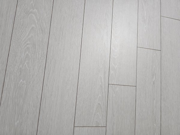 화이트 색상의 강화마루