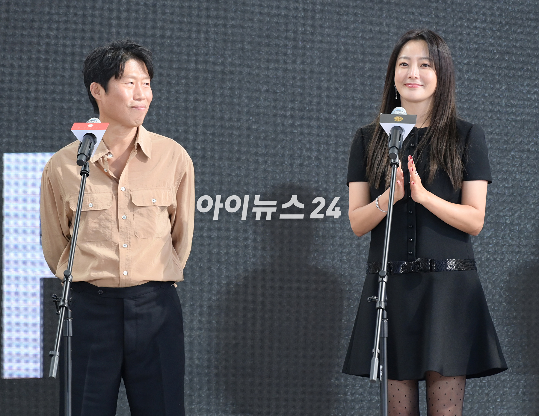 배우 김희선이 6일 오후 부산광역시 해운대구 영화의전당에서 진행된 제28회 부산국제영화제 '달짝지근해:7510' 야외무대인사에 참석하고 있다. [사진=정소희 기자]