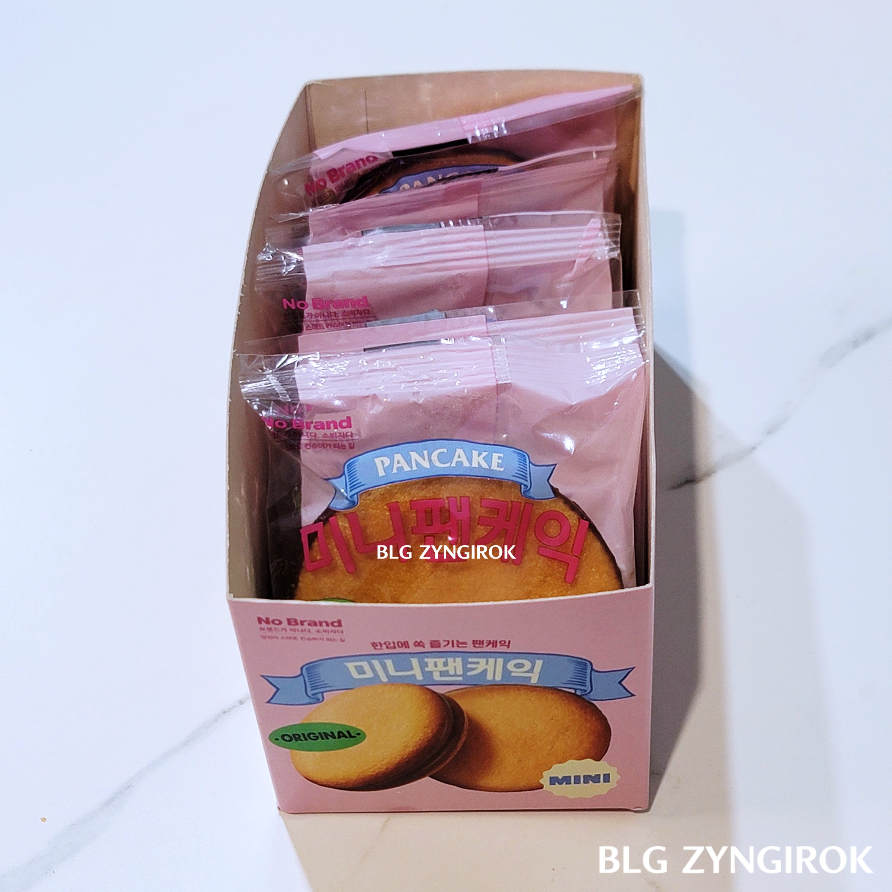 노브랜드 팬케이크 오리지널이 테이블 위에 놓여있다.