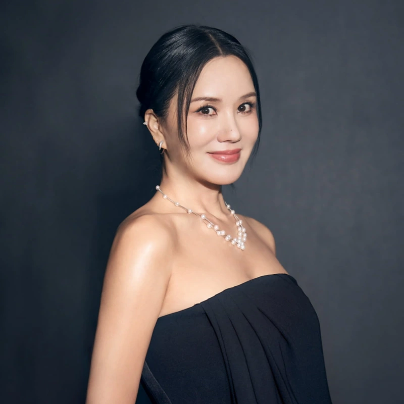 배우 엄정화 쇄골이 드러난 원피스를 입은 모습