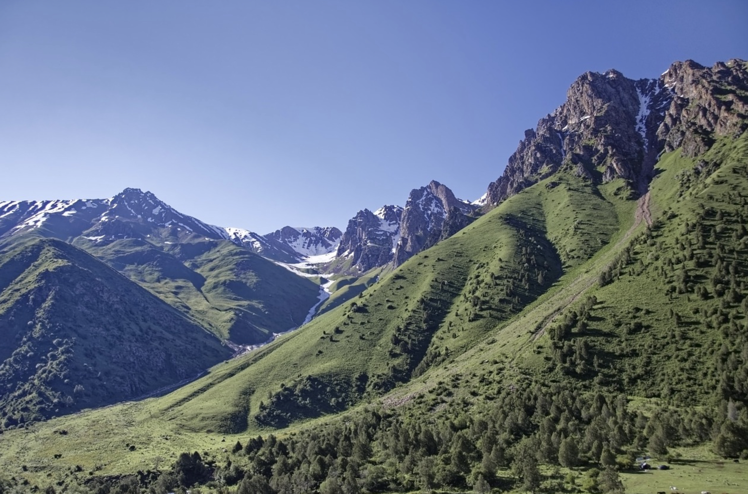 끝없는 초원과 설산의 키르기스스탄
