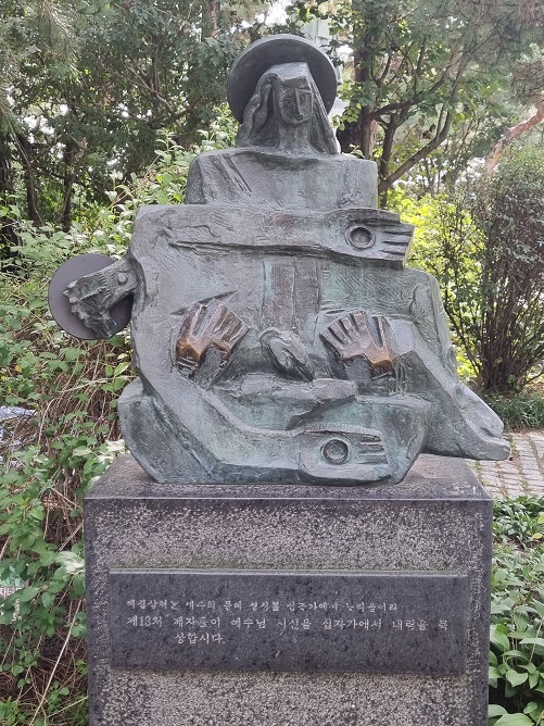 절두산 성지 십자가의 길 ; 제13처 제자들이 예수님 시신을 십자가에서 내림을 묵상합시다.